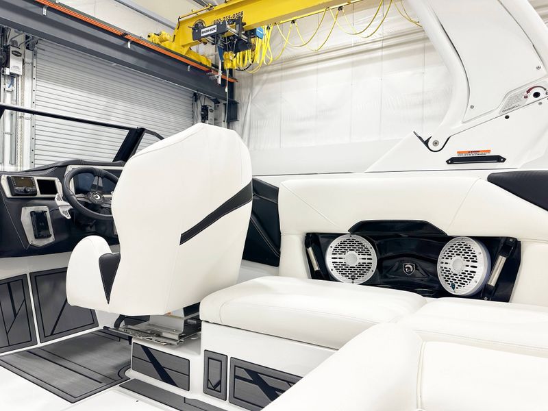 Pineapple 2025 Centurion Nv213 (Silver Metal Flake / White Frost)