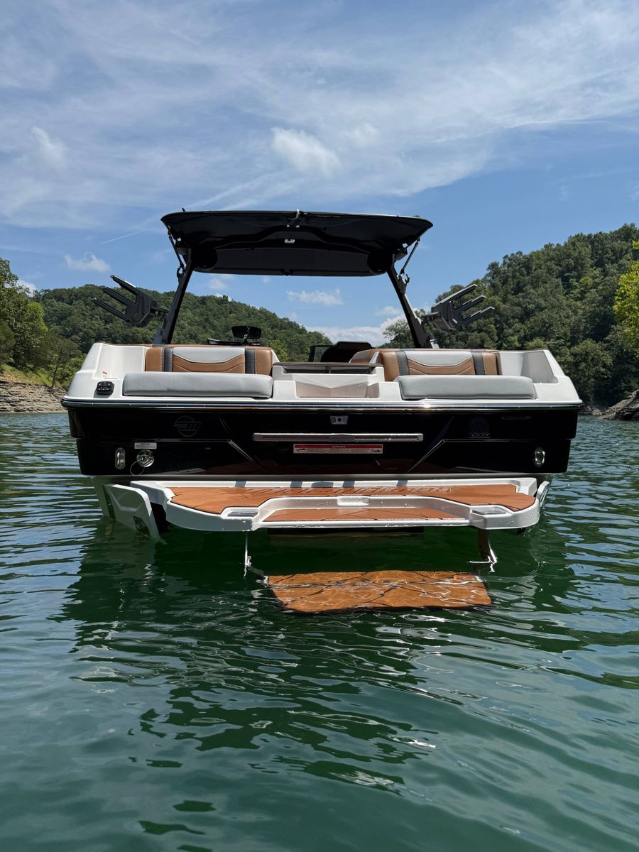 2025 Malibu 23 LSV, photo 4 of 9