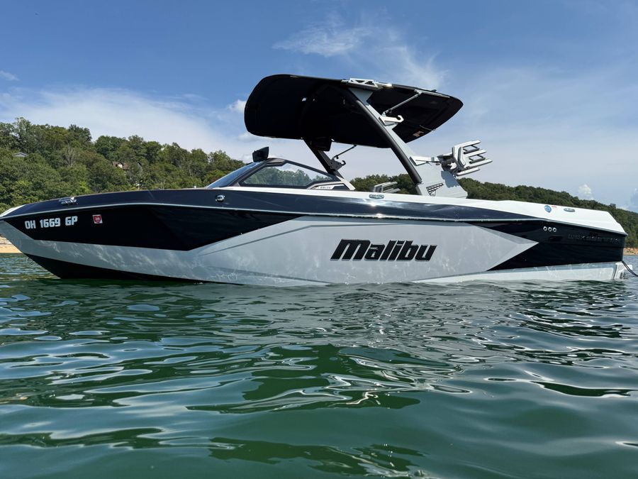 2025 Malibu 23 LSV, photo 2 of 9