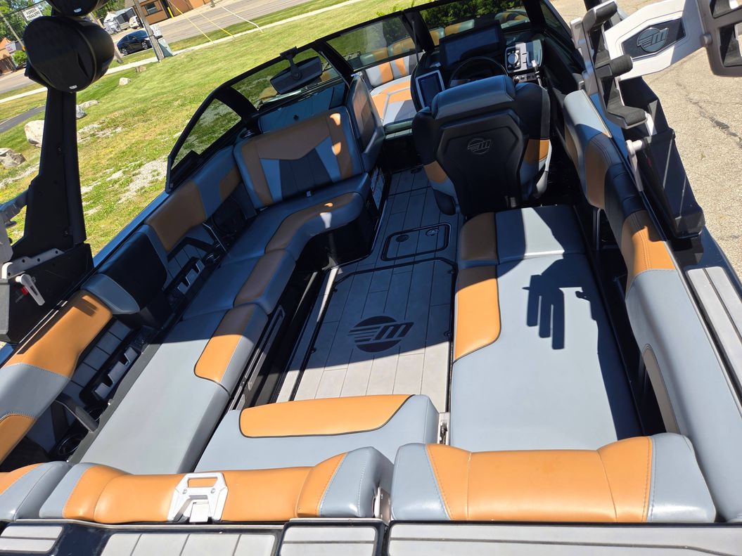 2022 Malibu Boats 23