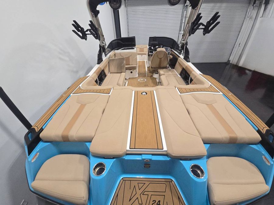 2023 MasterCraft XT24, photo 4 of 8