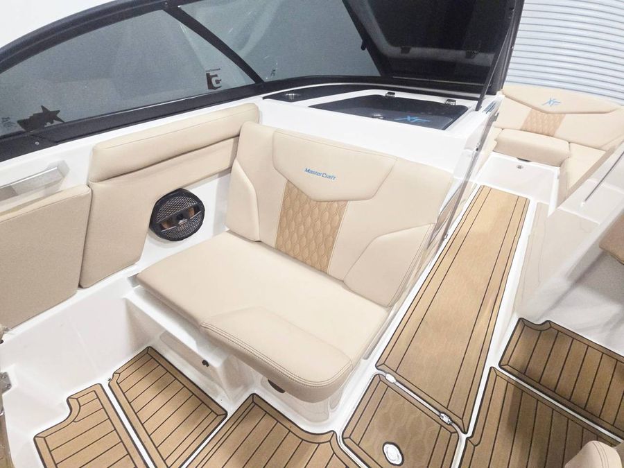 2023 MasterCraft XT24, photo 5 of 8