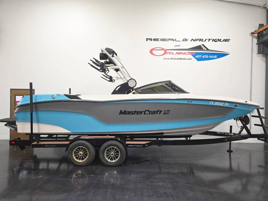2023 MasterCraft XT24, photo 1 of 8
