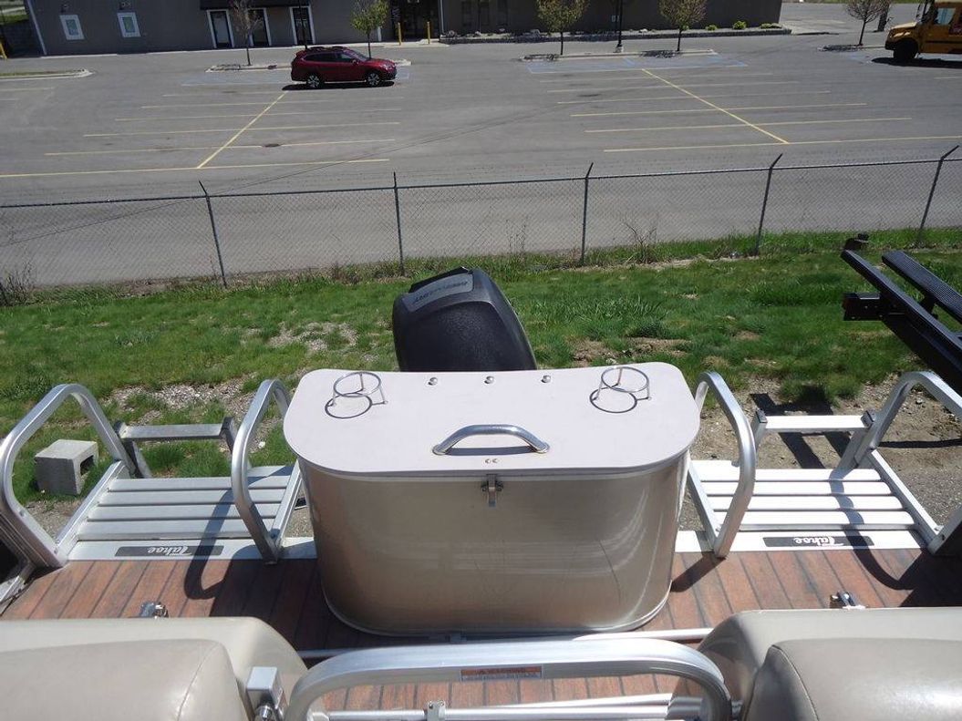 2013 Tahoe Pontoons Cascade Entertainer