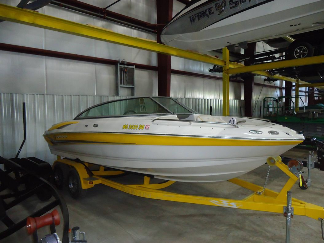 2004 Crownline 216