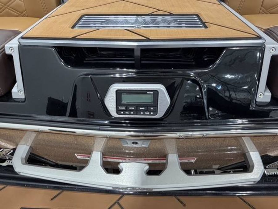 2022 Malibu 25 LSV, photo 7 of 16