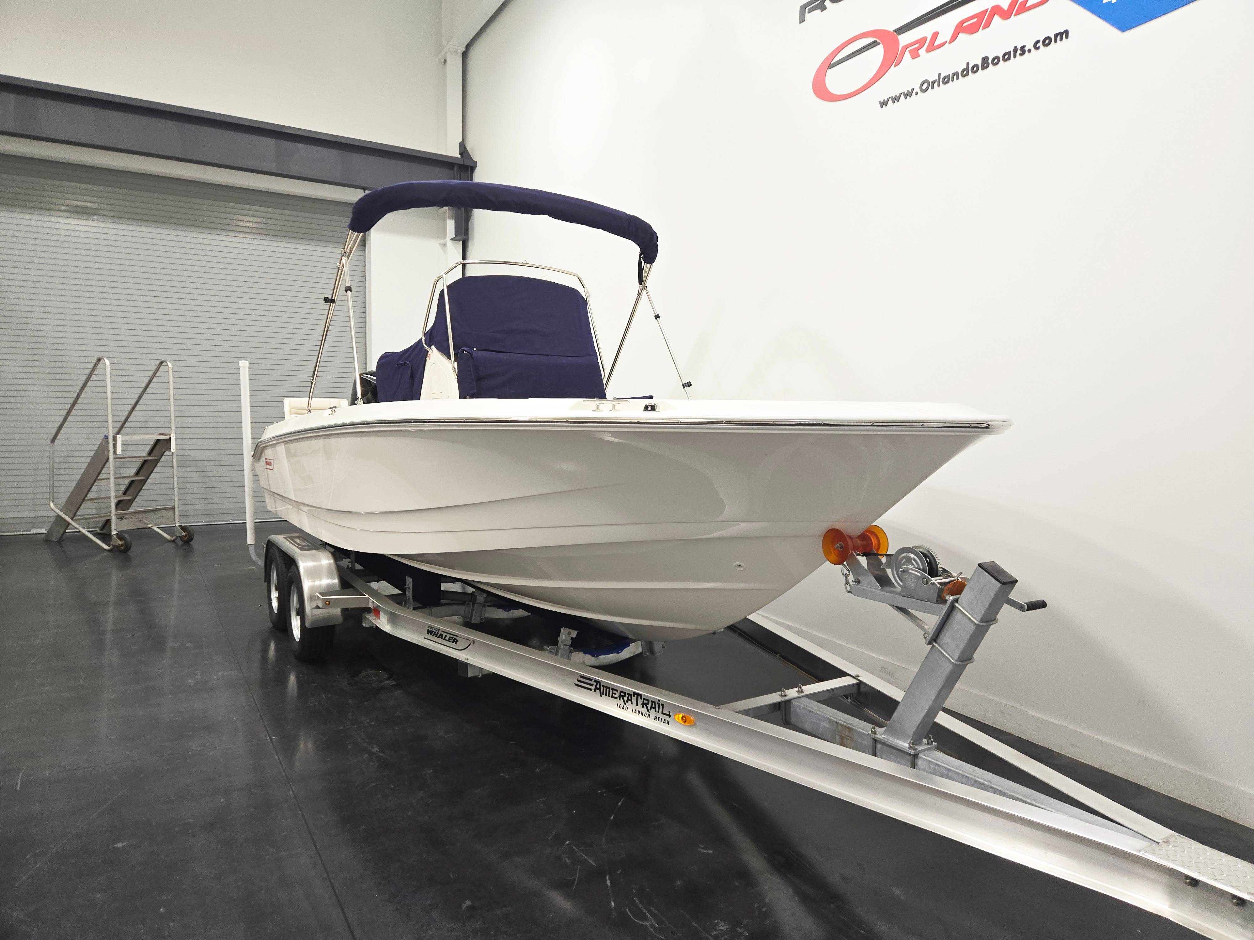 2027 Boston Whaler 220 Dauntless — photo 2