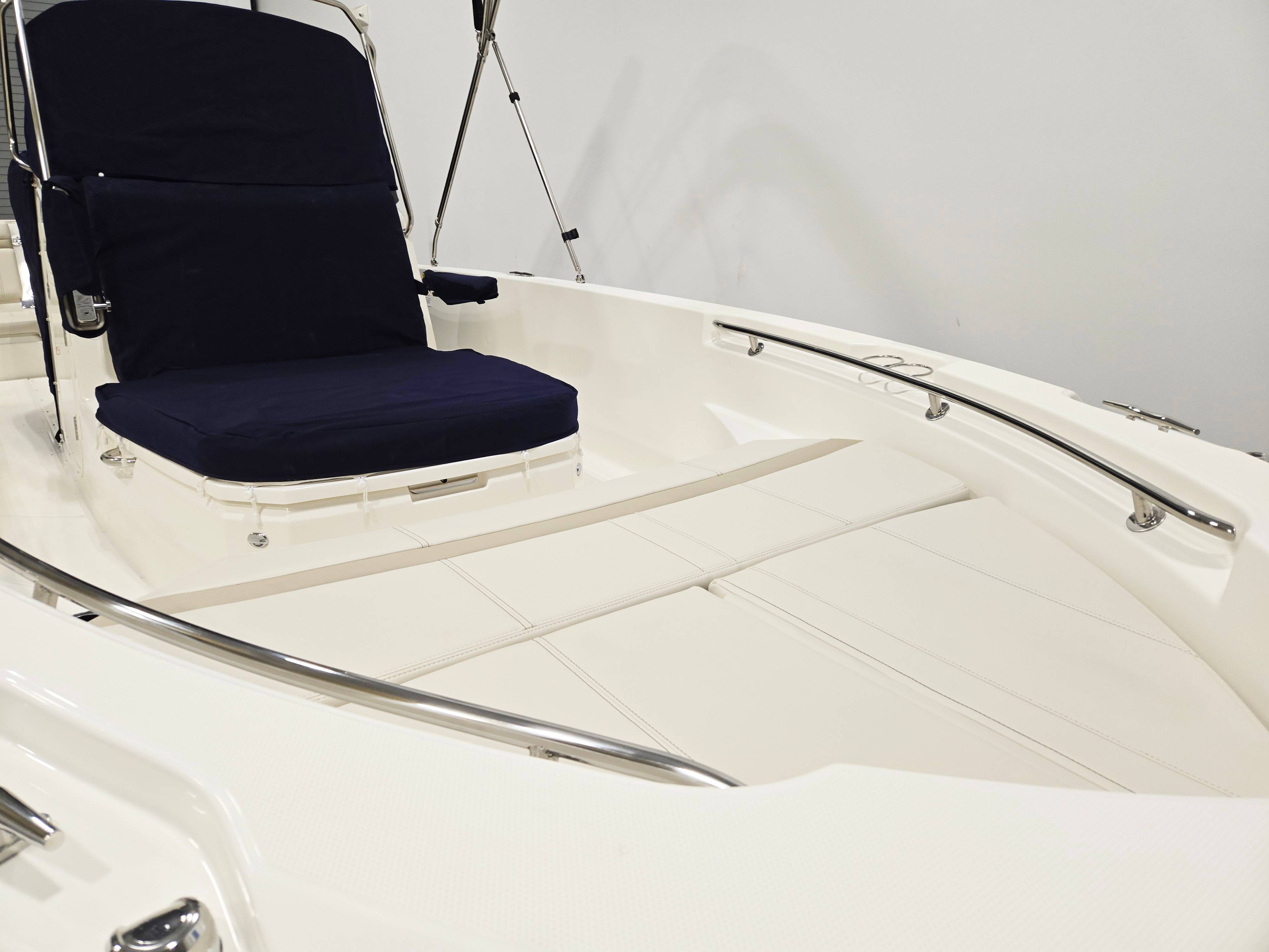 2027 Boston Whaler 220 Dauntless — photo 4