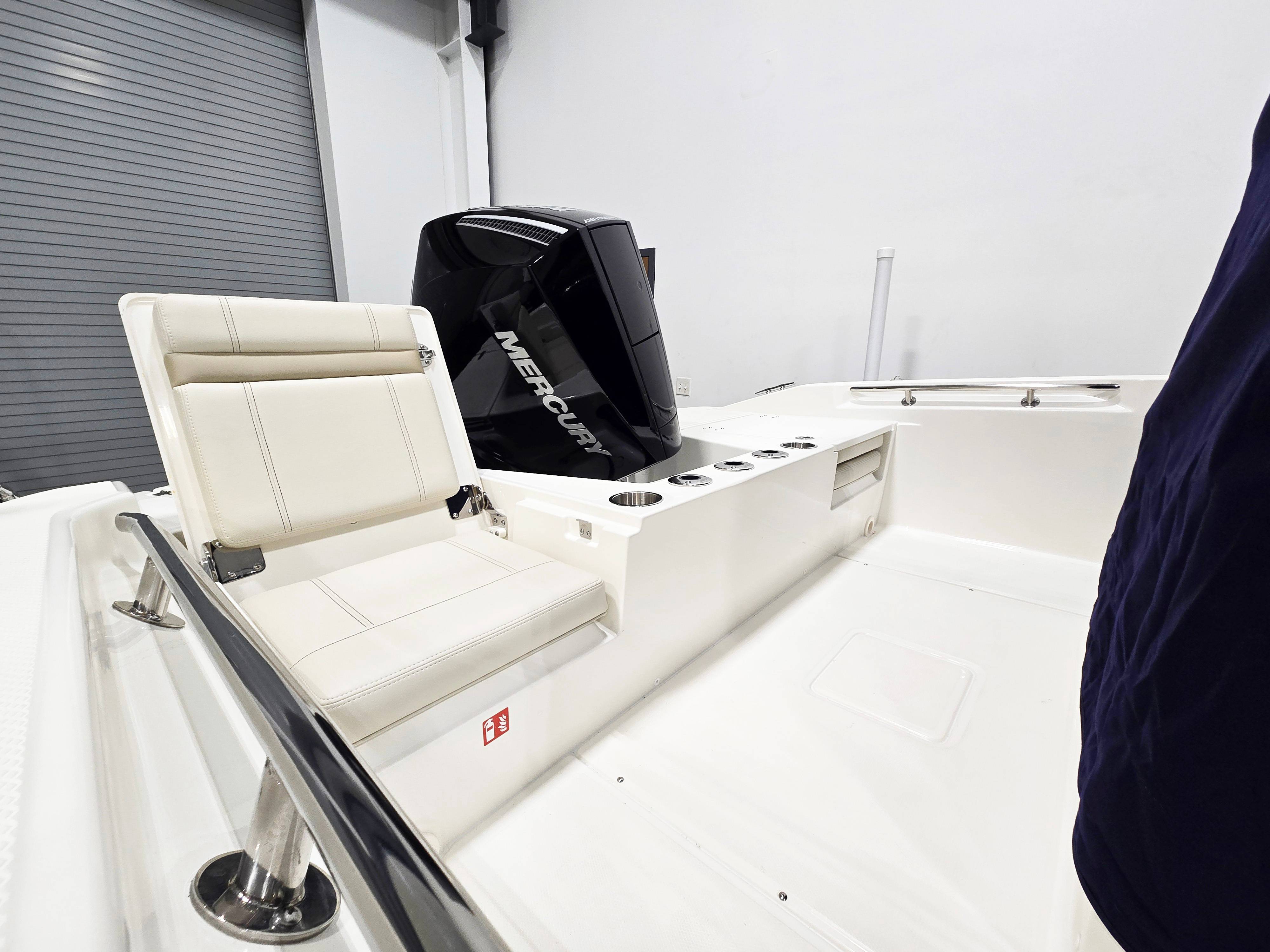 2027 Boston Whaler 220 Dauntless — photo 3