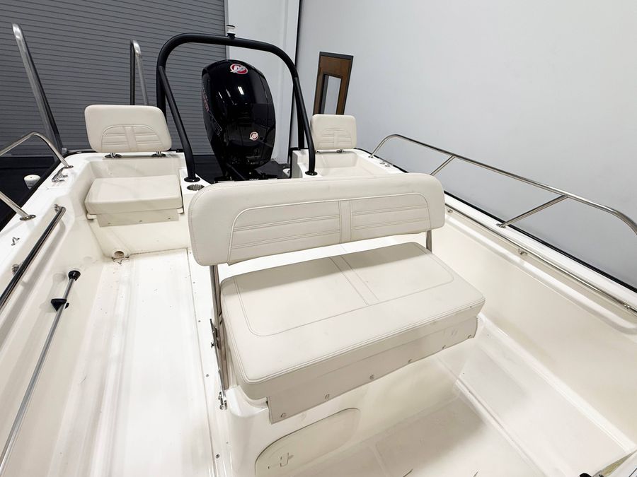 2026 Boston Whaler 190 Montauk, photo 5 of 9