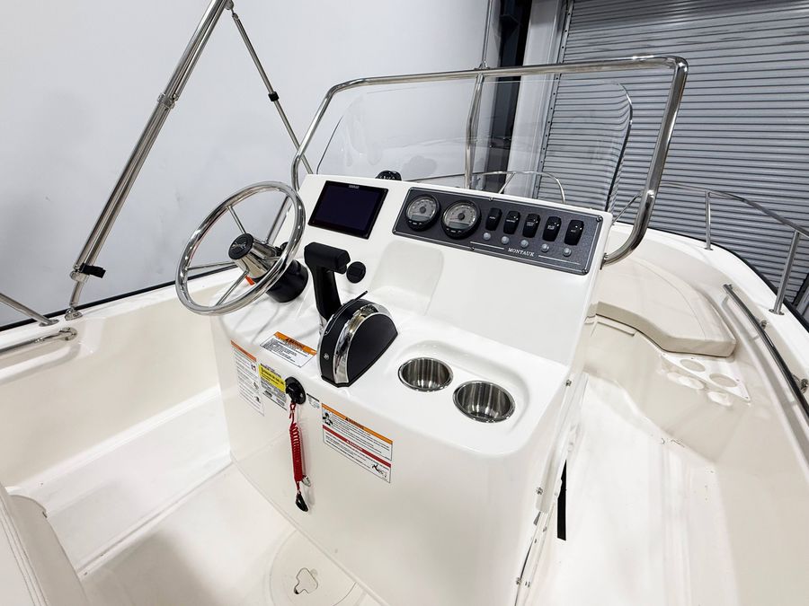 2026 Boston Whaler 190 Montauk, photo 4 of 9