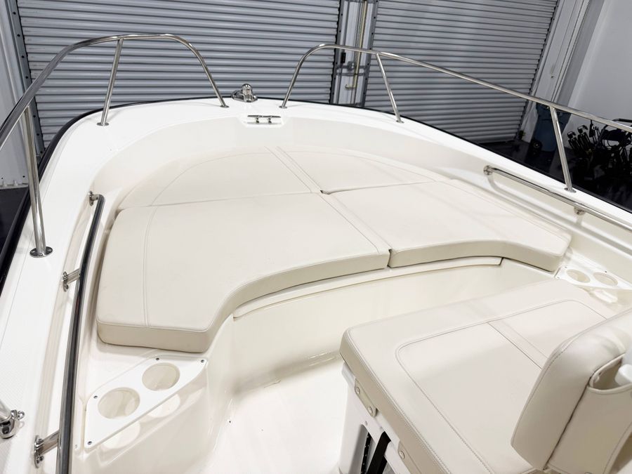 2026 Boston Whaler 190 Montauk, photo 6 of 9