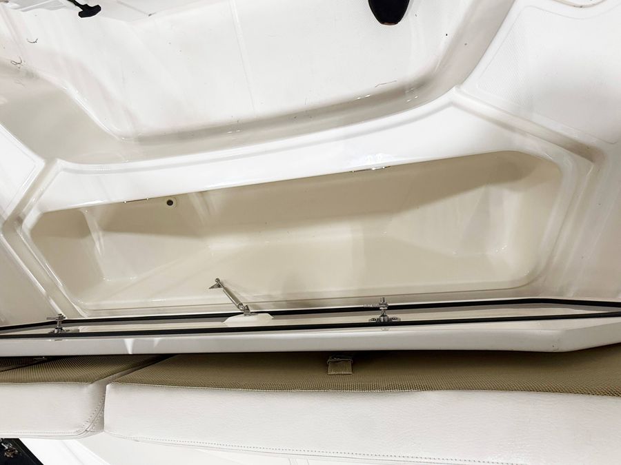 2026 Boston Whaler 190 Montauk, photo 8 of 9