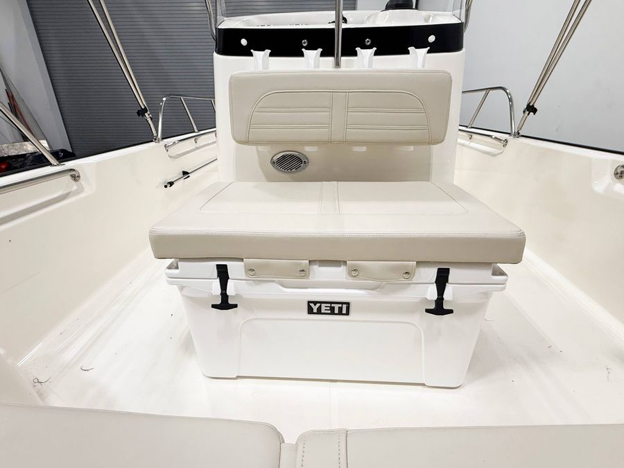 2026 Boston Whaler 190 Montauk, photo 7 of 9