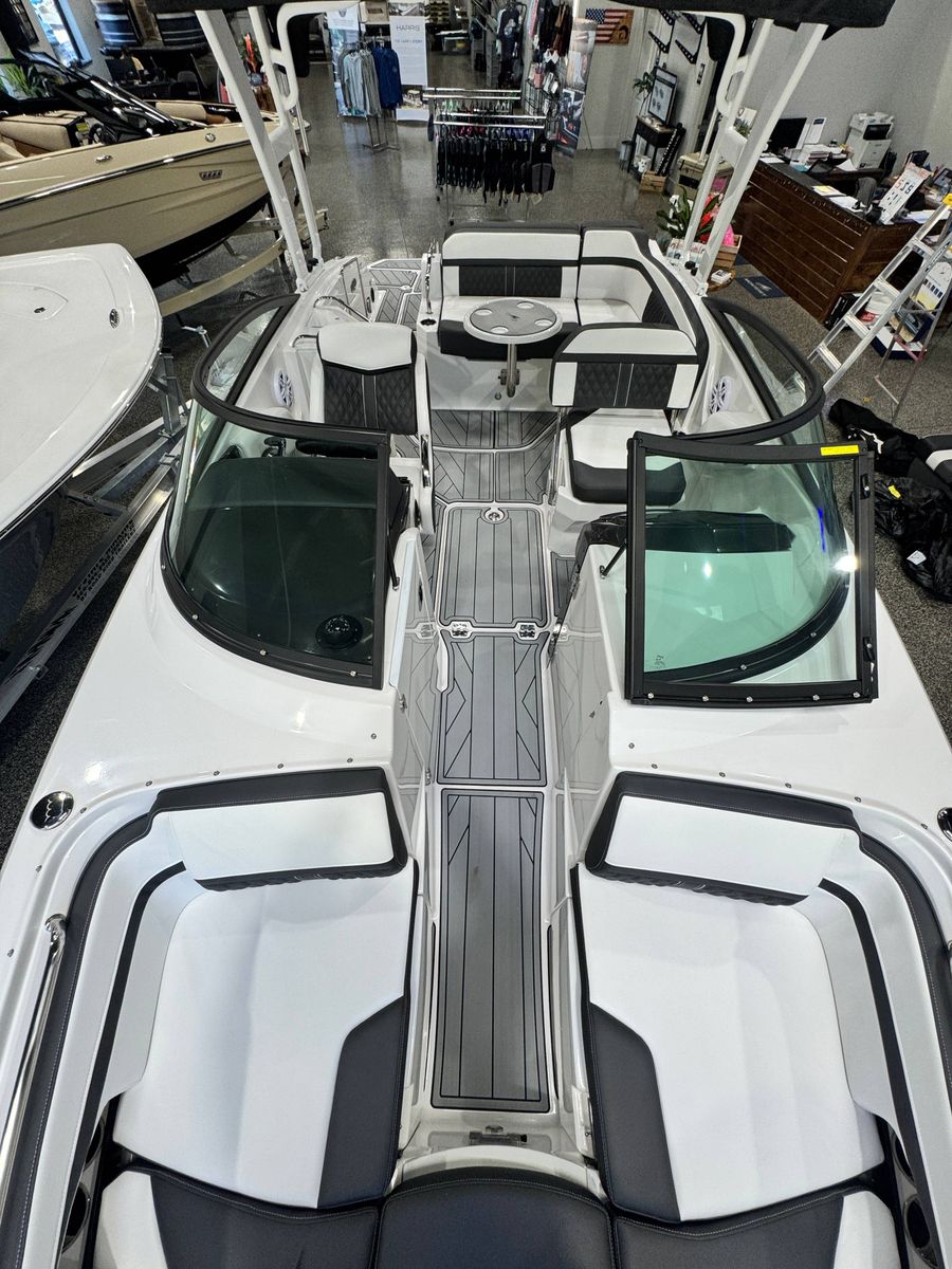 2025 Monterey M4, photo 8 of 15