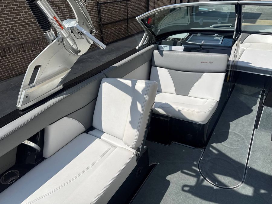 2019 MasterCraft XT25, photo 14 of 17