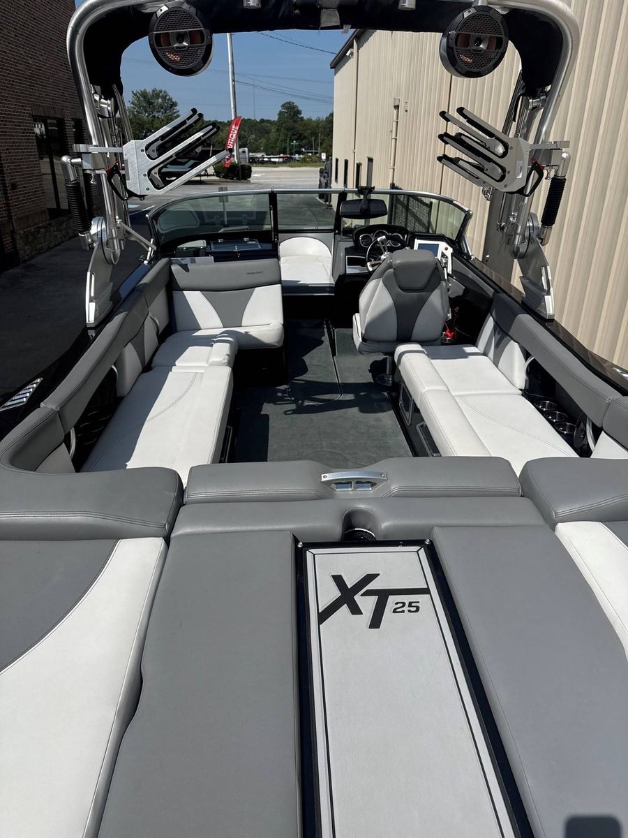 2019 MasterCraft XT25, photo 3 of 17