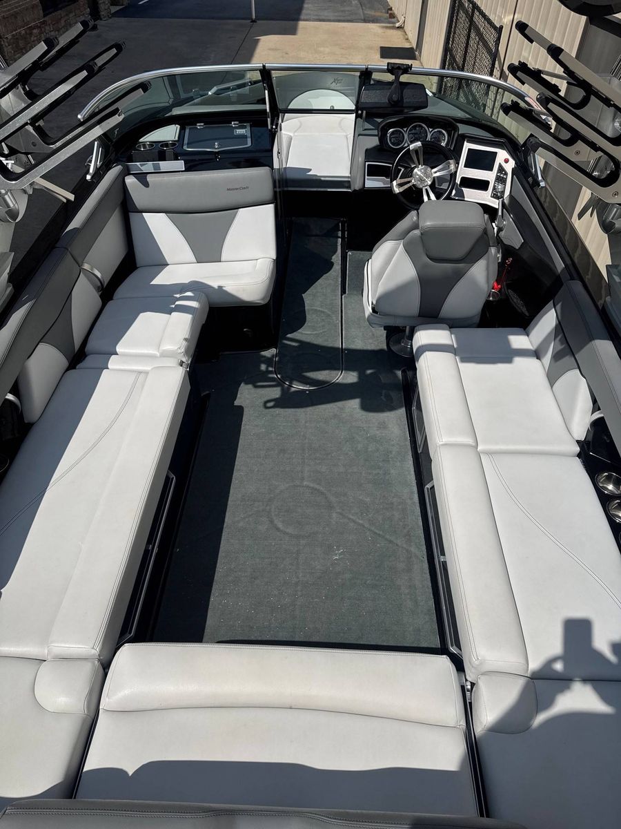 2019 MasterCraft XT25, photo 2 of 17