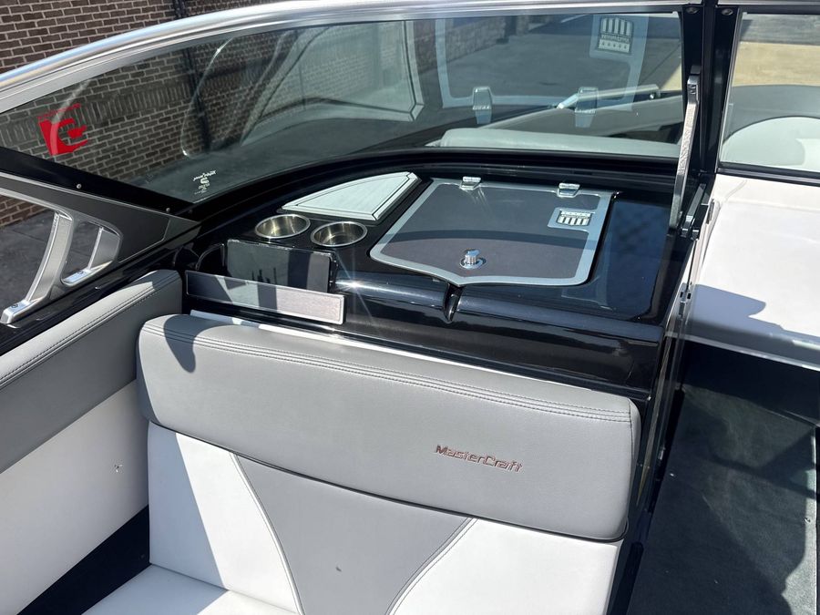 2019 MasterCraft XT25, photo 11 of 17