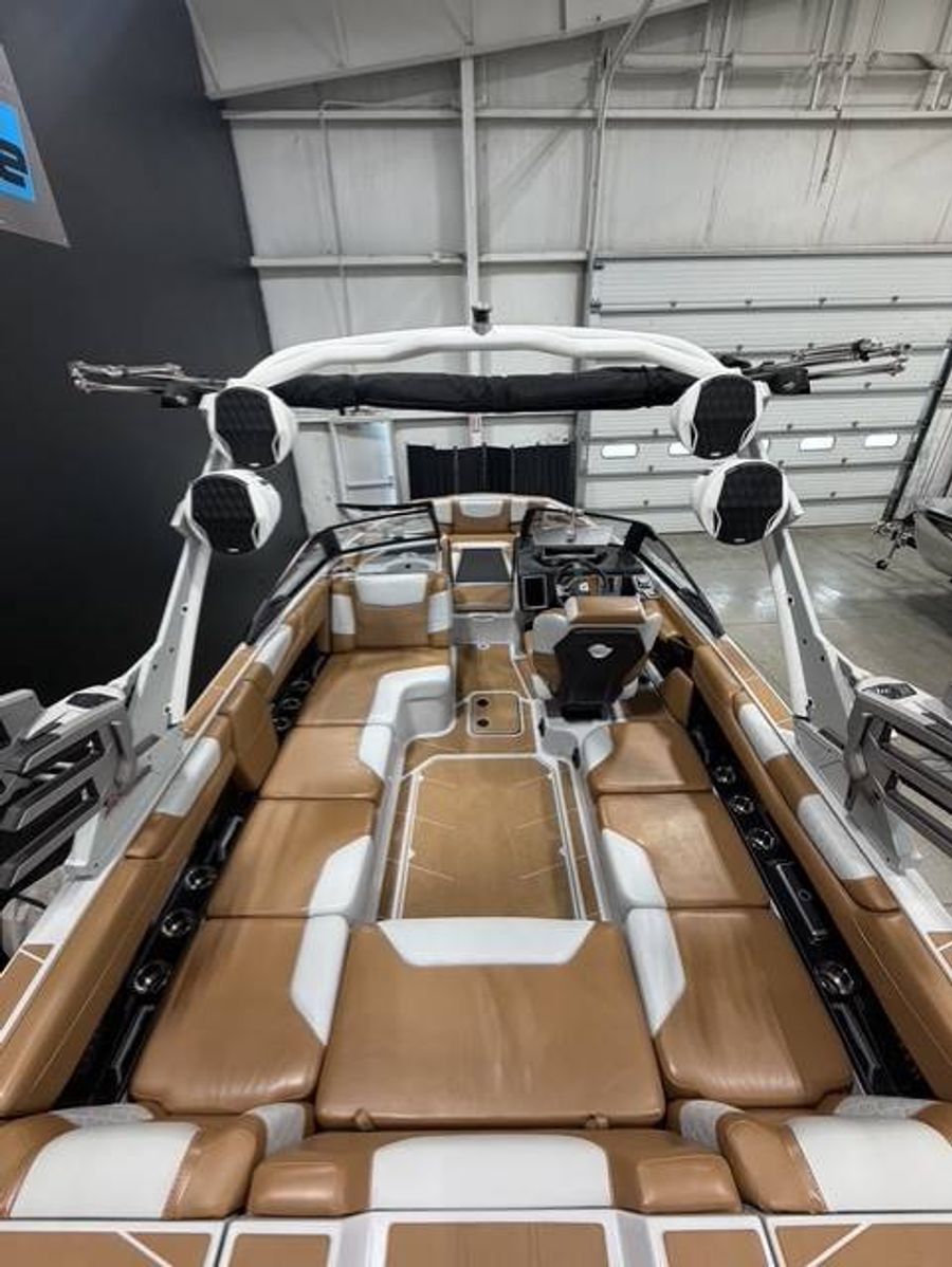 2024 Malibu M220, photo 7 of 17