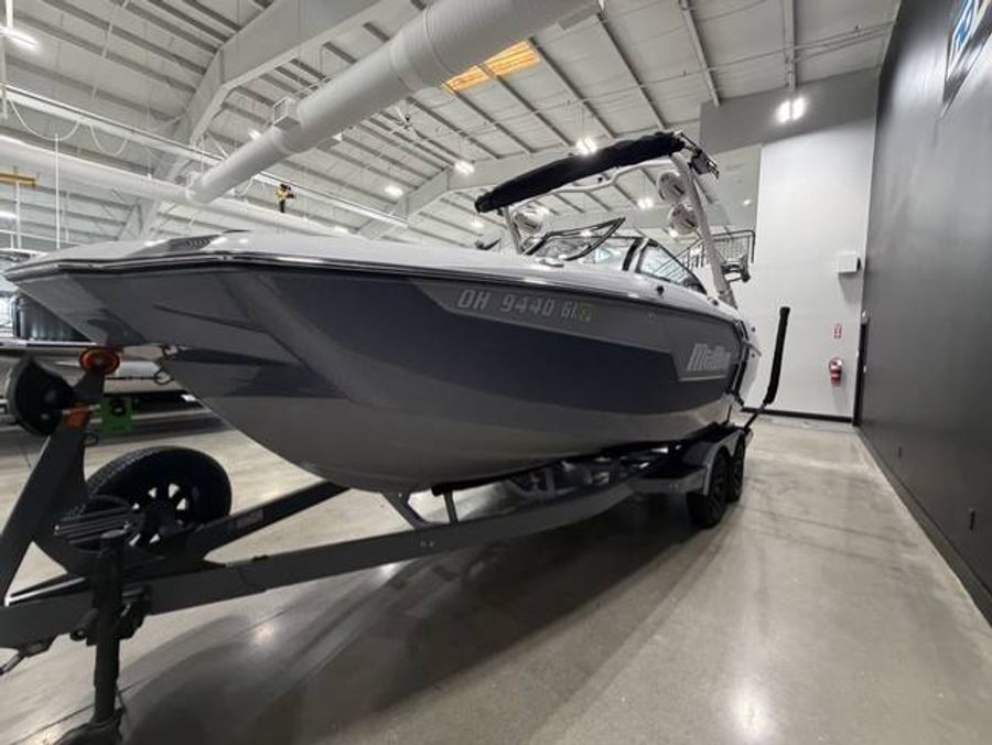 2024 Malibu M220, photo 4 of 17
