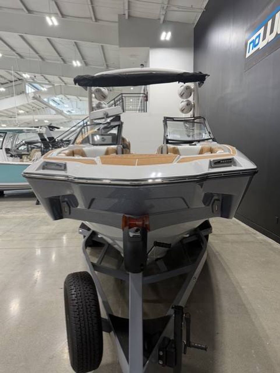 2024 Malibu M220, photo 3 of 17