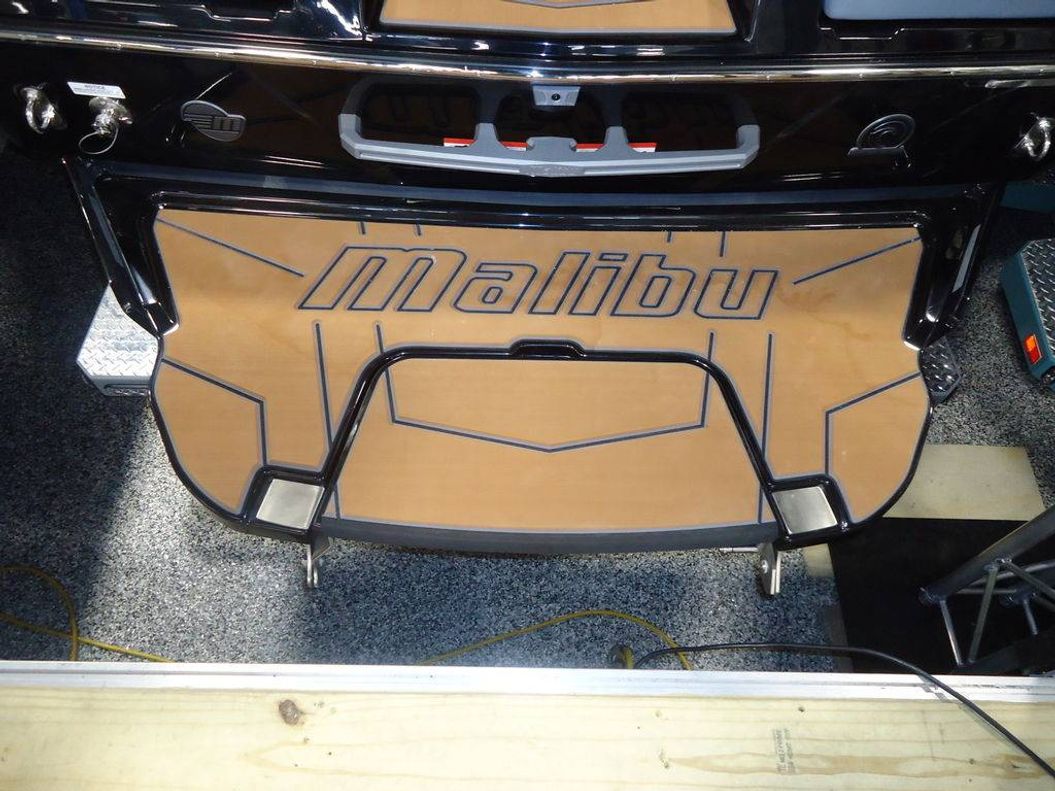2026 Malibu Boats 25 LSV