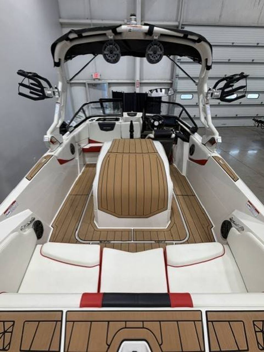 2025 Nautique Ski 200, photo 6 of 14