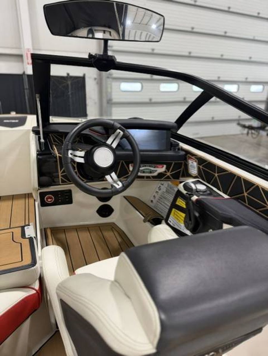 2025 Nautique Ski 200, photo 11 of 14