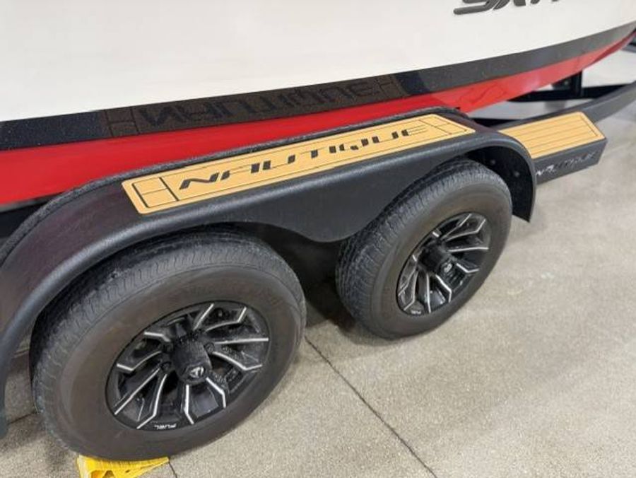 2025 Nautique Ski 200, photo 13 of 14