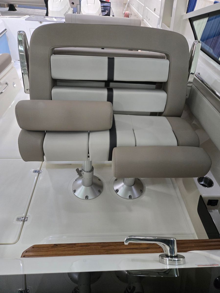 2026 Boston Whaler 330 Vantage, photo 22 of 30