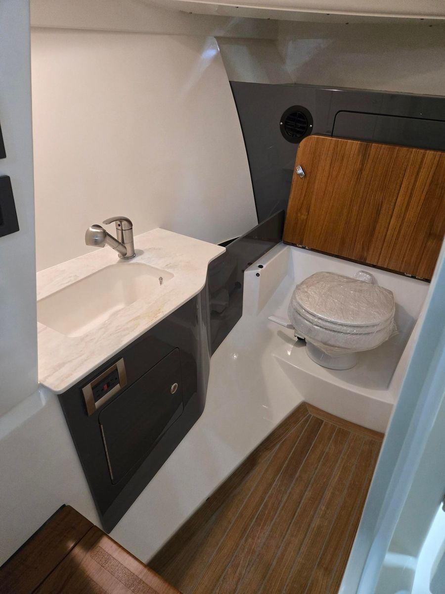 2026 Boston Whaler 330 Vantage, photo 29 of 30