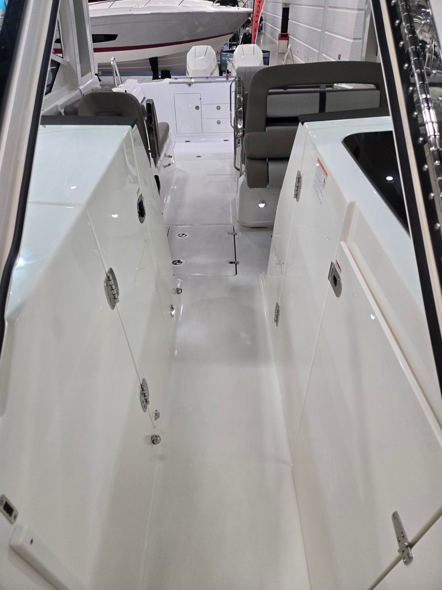 2026 Boston Whaler 330 Vantage, photo 17 of 30