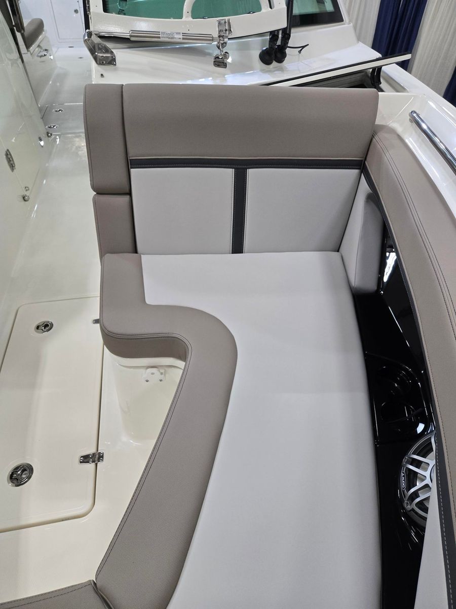 2026 Boston Whaler 330 Vantage, photo 16 of 30
