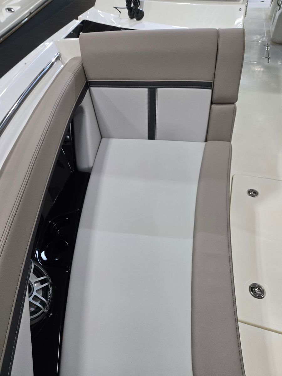 2026 Boston Whaler 330 Vantage, photo 15 of 30
