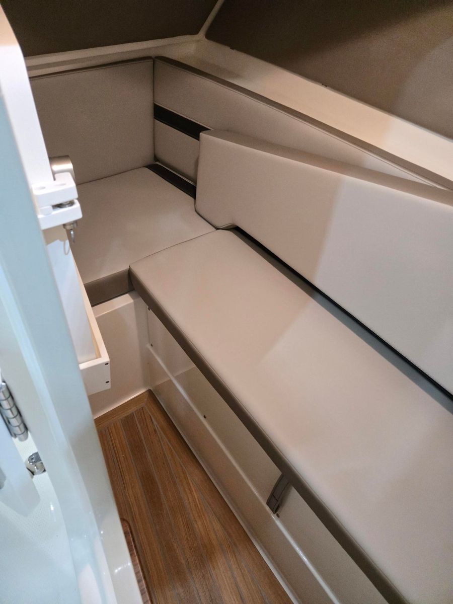 2026 Boston Whaler 330 Vantage, photo 20 of 30