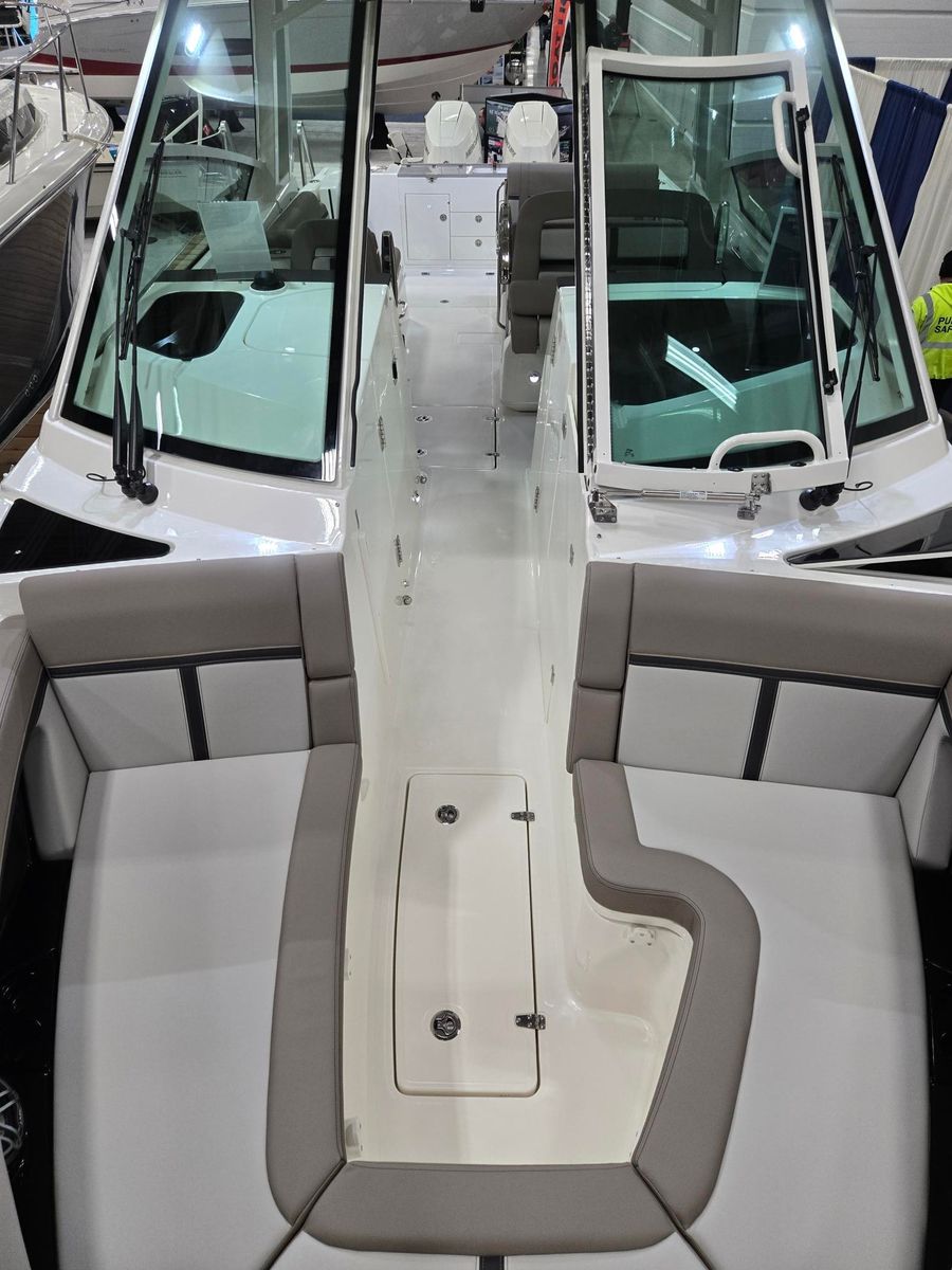 2026 Boston Whaler 330 Vantage, photo 14 of 30