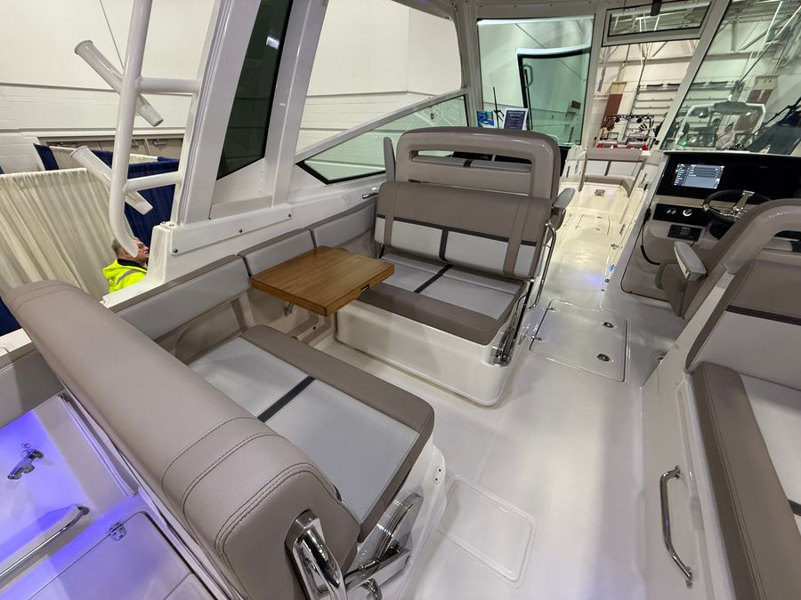 2026 Boston Whaler 330 Vantage, photo 10 of 30