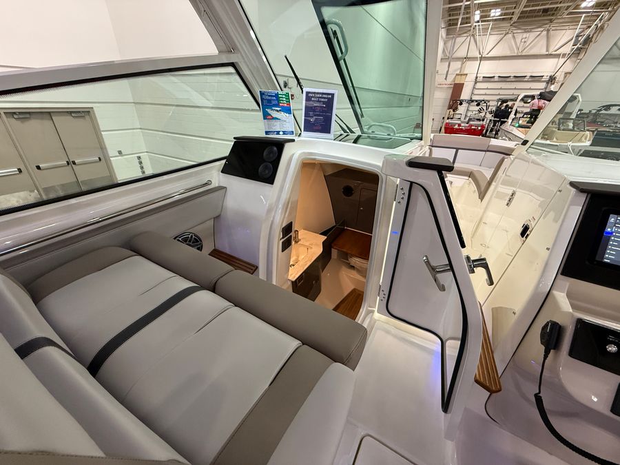 2026 Boston Whaler 330 Vantage, photo 27 of 30