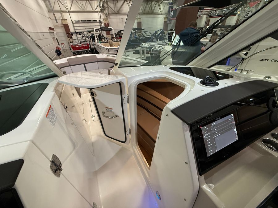 2026 Boston Whaler 330 Vantage, photo 18 of 30