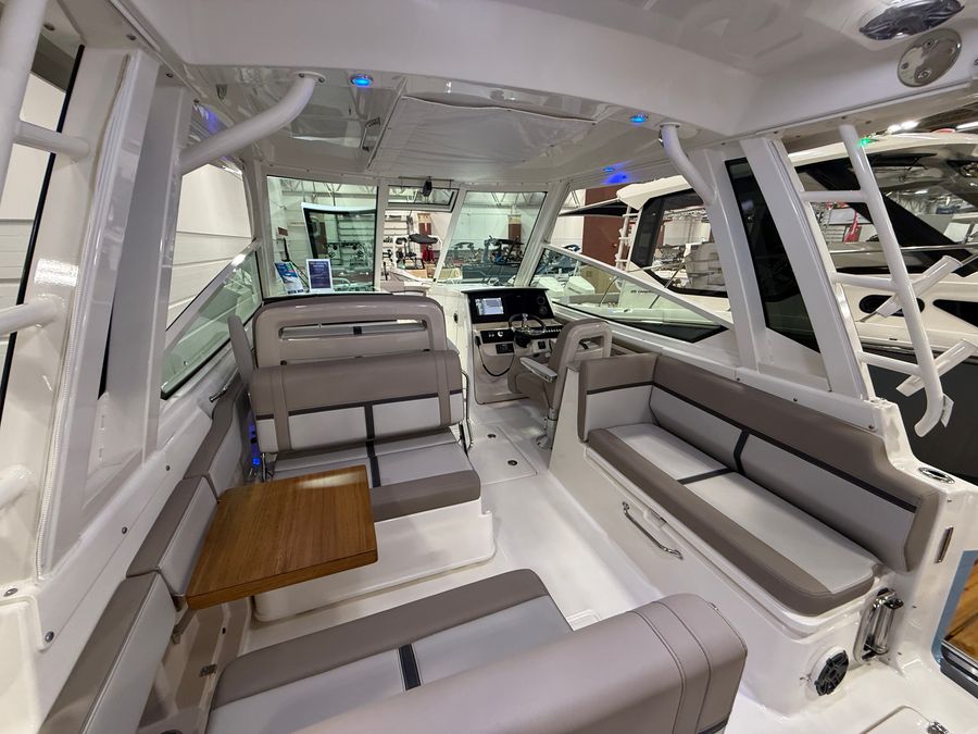 2026 Boston Whaler 330 Vantage, photo 9 of 30