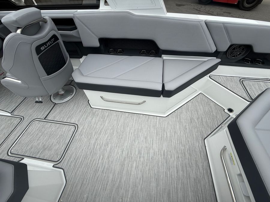 2026 Cobalt R8 Surf, photo 24 of 30