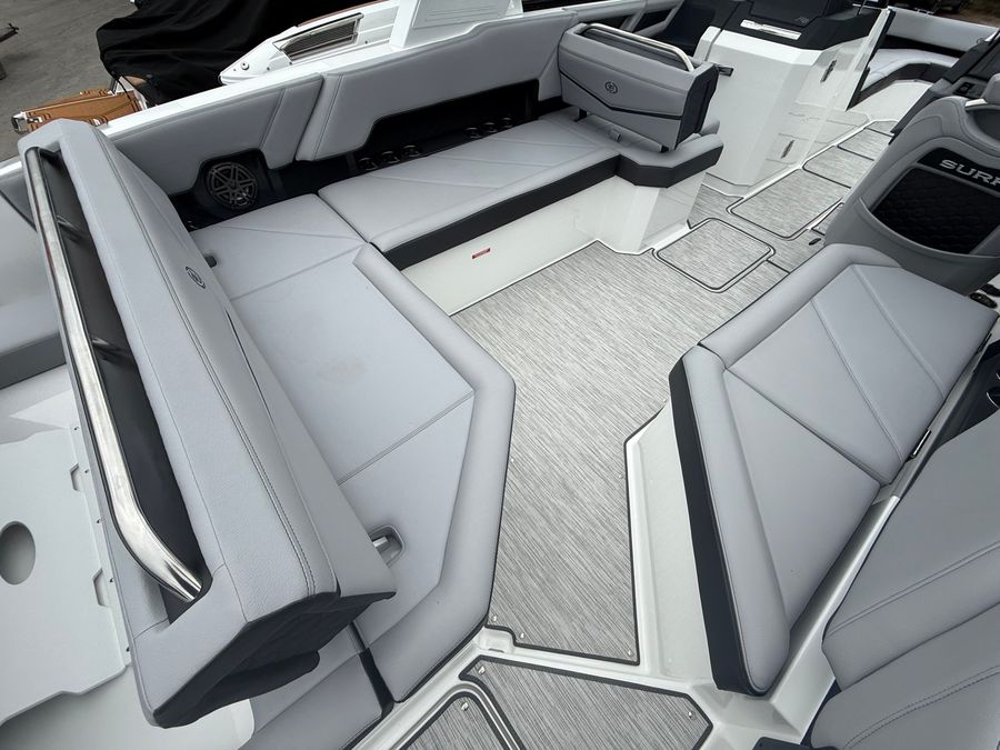 2026 Cobalt R8 Surf, photo 22 of 30