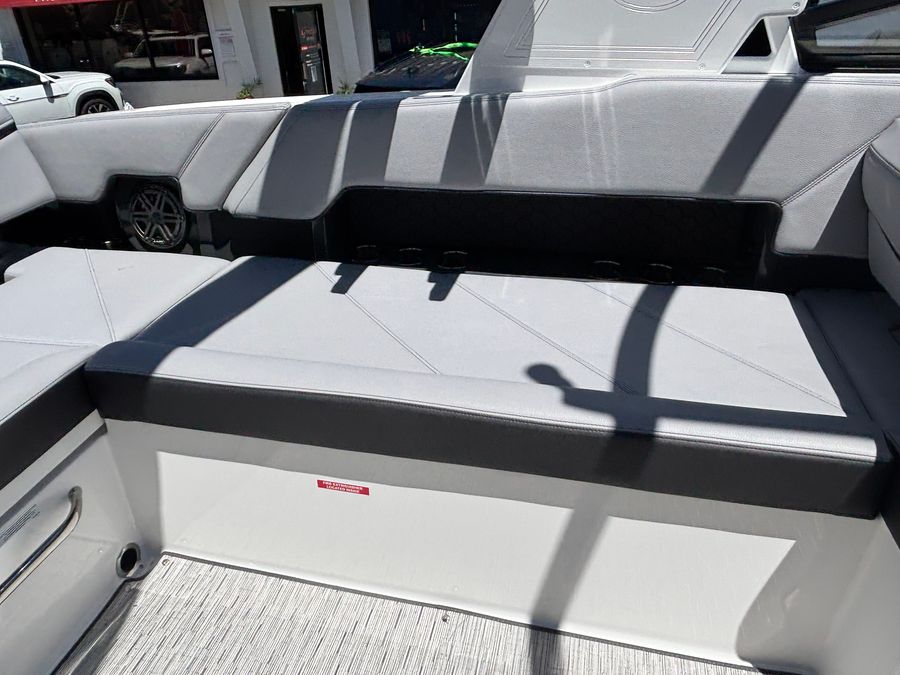 2026 Cobalt R8 Surf, photo 6 of 30