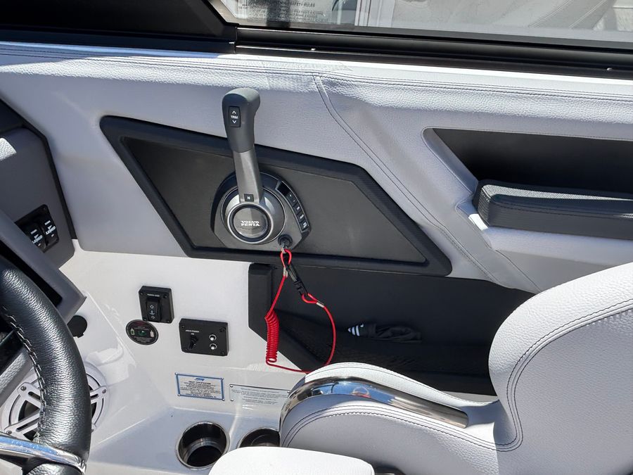 2026 Cobalt R8 Surf, photo 4 of 30
