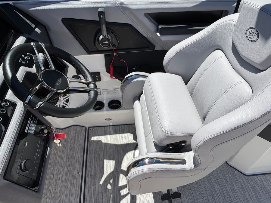 2026 Cobalt R8 Surf, photo 8 of 30