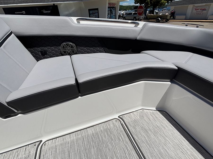 2026 Cobalt R8 Surf, photo 16 of 30