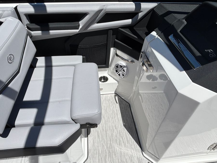 2026 Cobalt R8 Surf, photo 10 of 30