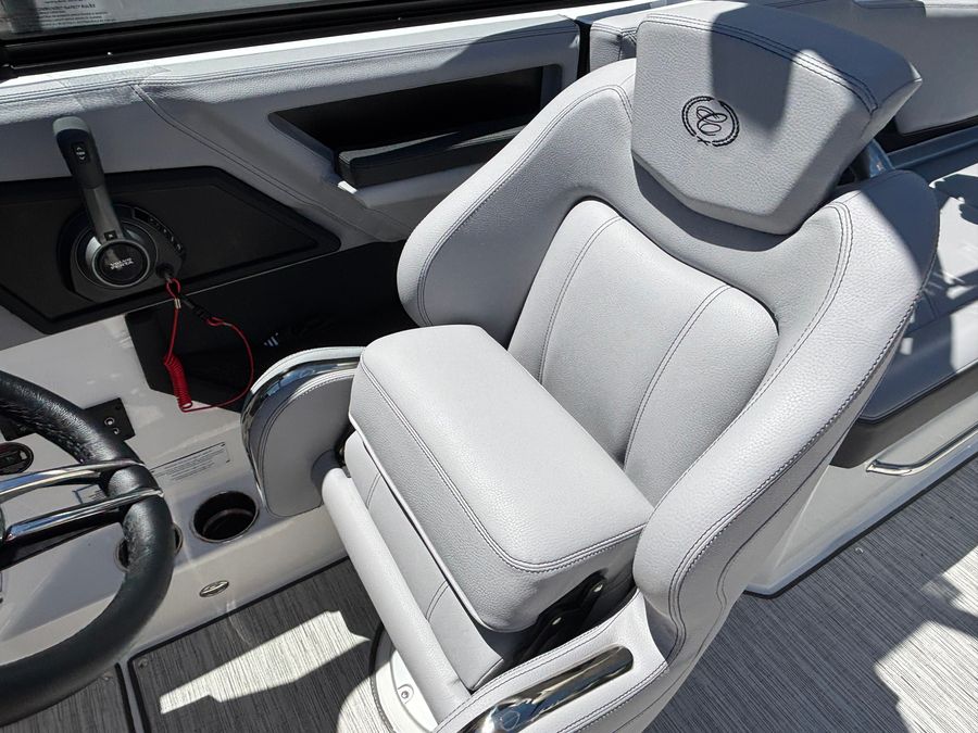 2026 Cobalt R8 Surf, photo 9 of 30