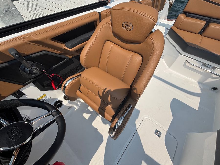 2027 Cobalt R4 Surf, photo 8 of 18